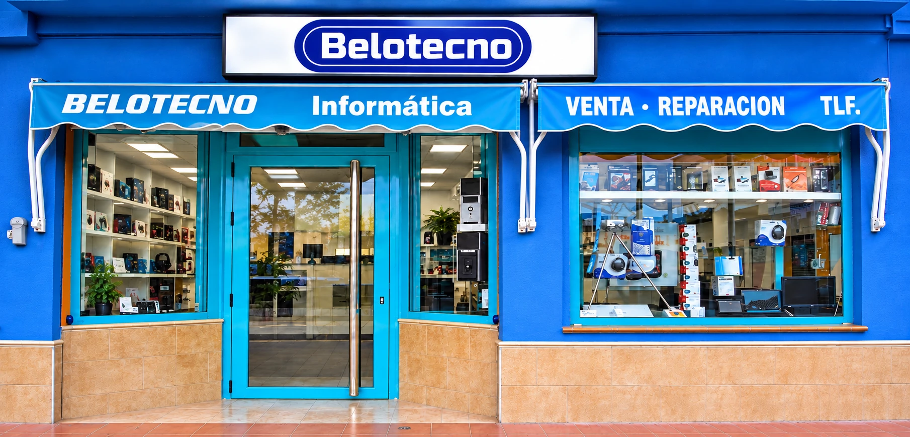 Fachada de Belotecno Informática en Los Belones, con la entrada y el escaparate de la tienda.