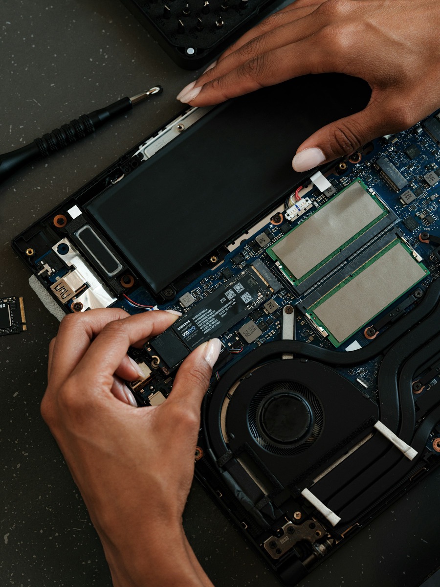 Detalle de la instalación de un disco SSD en un portátil